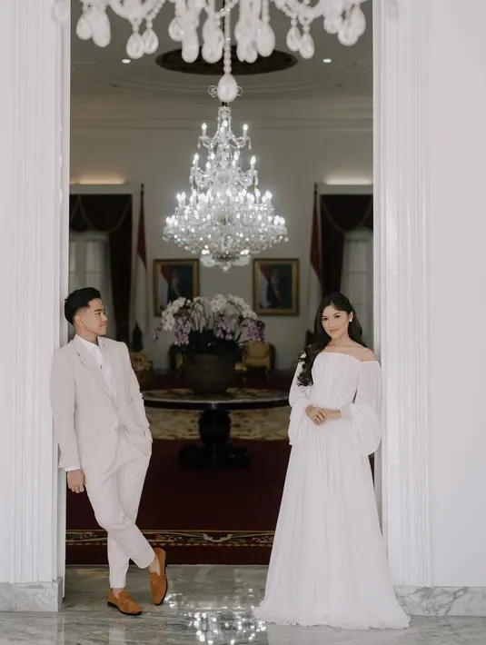 Bak pengantin sungguhan, keduanya tampil kompak dan serasi dalam balutan busana serba putih. @kaesangp.