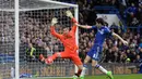 Pemain Chelsea, Oscar, berusaha menaklukkan kiper West Ham United, Adrian, dalam lanjutan Liga Inggris di Stadion Stamford Bridge, London, Sabtu (19/3/2016). (Reuters/Hannah Mckay)