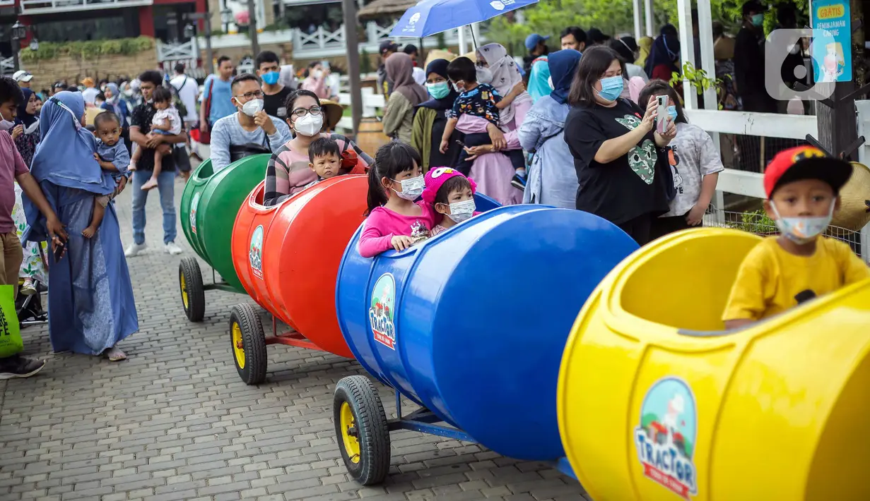 Anak-anak menaiki wahana wisata di Cimory Dairyland, Puncak, Bogor, Jawa Barat, Minggu (31/10/2021). Pelonggaran PPKM dimanfaatkan masyarakat untuk berlibur ke tempat wisata dengan tetap memberlakuan protokol kesehatan COVID-19. (Liputan6.com/Faizal Fanani)