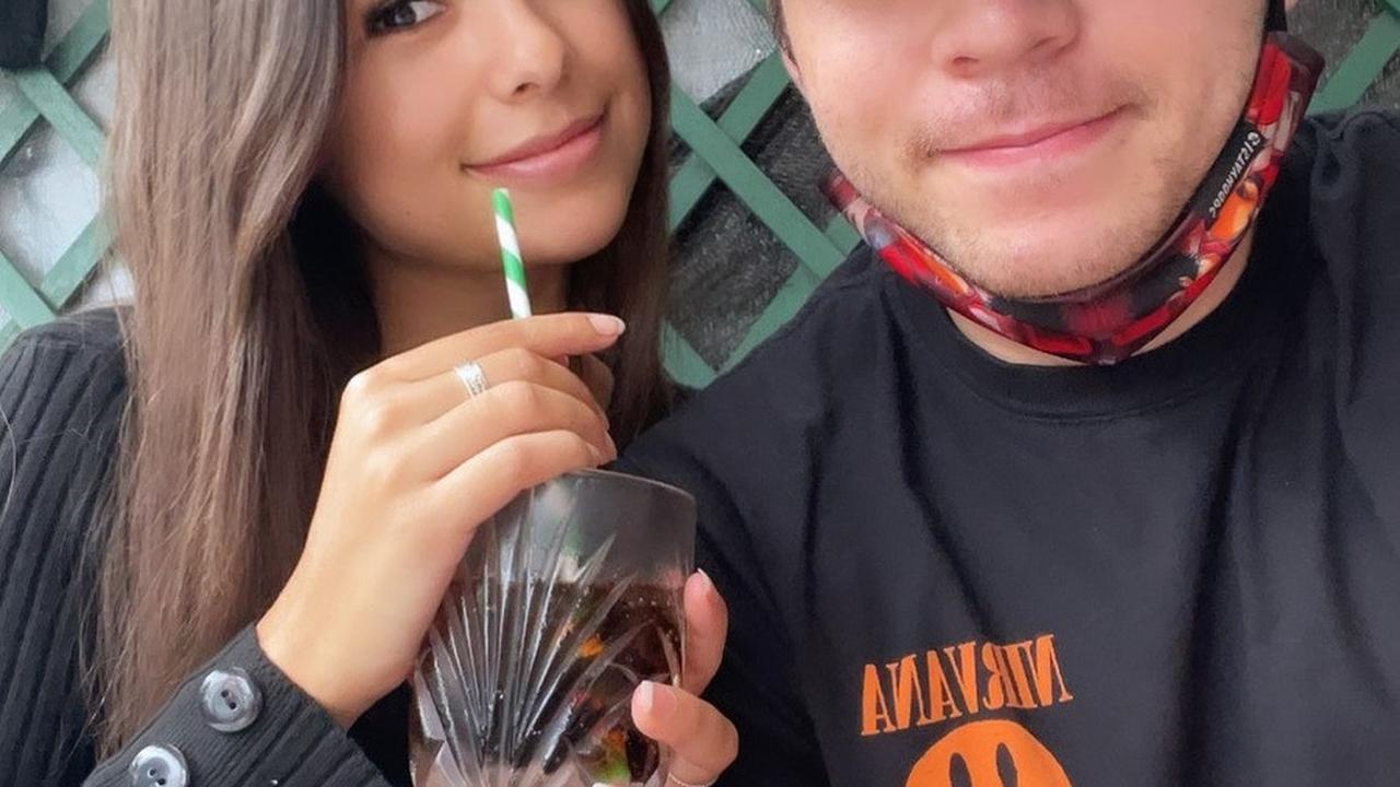 Ria dan Stefan memang jarang mengungkapkan kebersamaan mereka, namun semoga kebahagiaan selalu menyertai mereka!<br>
