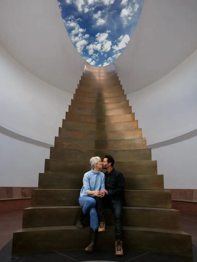 Bantah Rumor Menikah, Alexandra Grant dan Keanu Reeves Tampil Mesra dengan Busana Kasual