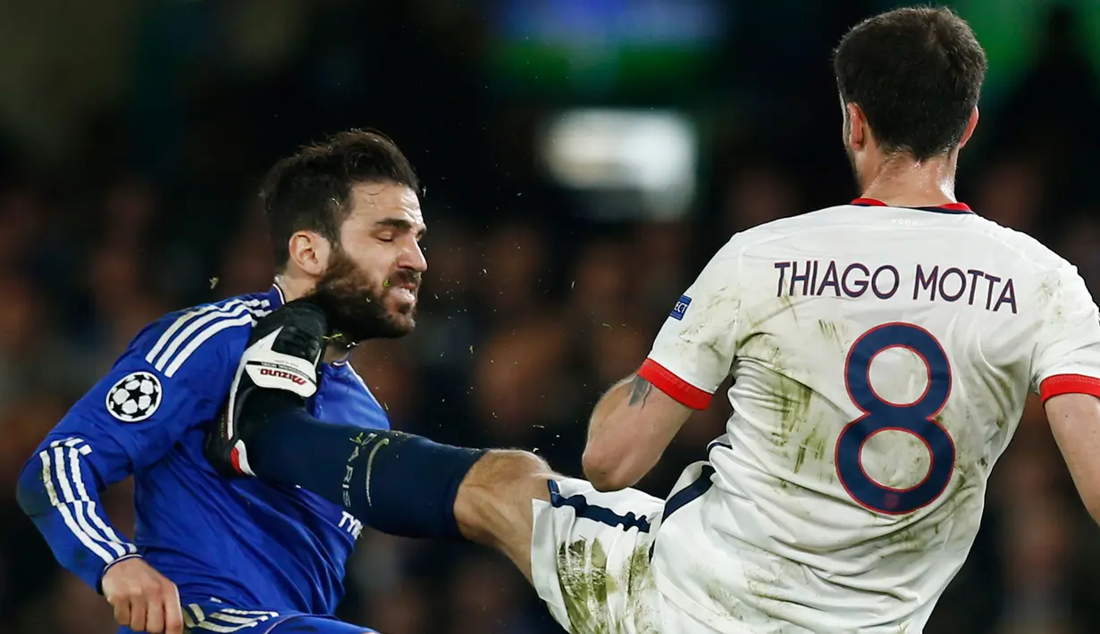 Gelandang Chelsea, Cesc Fabregas (kiri) saat dilanggar oleh Gelandang PSG, Thiago Motta pada leg kedua liga Champions di Stamford Bridge, London, Inggris (10/3). PSG menang atas Chelsea dengan skor 2-1. (Reuters/Eddie Keogh)