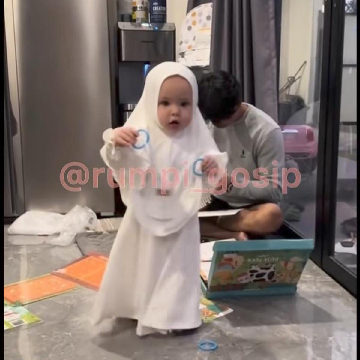Potret Cantik Baby Kamari Anak Jennifer Coppen Anteng Kenakan Hijab, Disebut Ustazah Cilik Sampai Bidadari Papa Dali