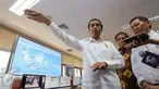 Presiden Jokowi memantau Ruang Pemantauan Ekspor Impor di Indonesia Port Corporation (IPC) Tanjung Priok, Jakarta, Rabu (17/6/2015).  Jokowi mencatat ada ketidakefisienan mencapai Rp 780 T dalam pengelolaan pelabuhan tersebut. (Liputan6.com/Faizal Fanani)