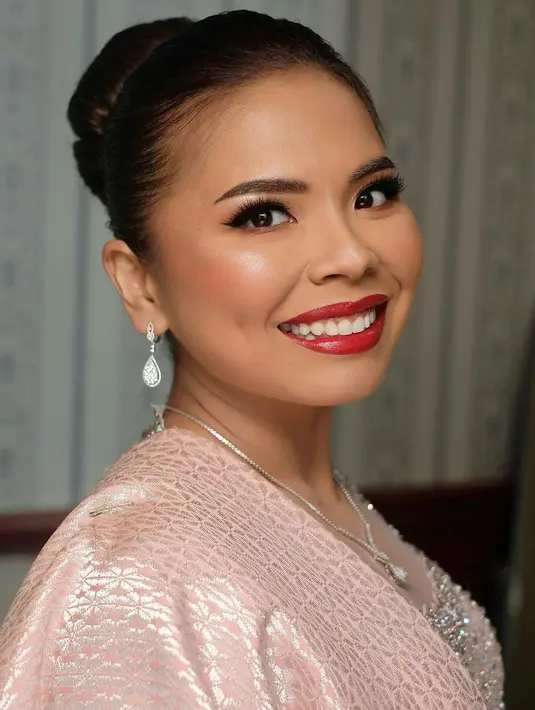 Hasil riasan Makeup Artist Djanur Mekarsari tampak sempurna merepresentasikan adat budaya Batak dengan makeup bold dan tegas. @djanurms.mua/@myrnamyura]