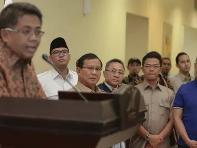 Ketum Partai Gerindra, Prabowo Subianto, Ketum PAN Zulkifli Hasan, Sekjen PAN Eddy Soeparno saat mendengarkan Presiden PKS, Sohibul Iman memberikan keterangan pers usai pertemuan tertutup di PKS, Jakarta, Minggu (24/12). (Liputan6.com/Faizal Fanani)