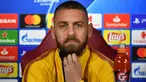 Daniele De Rossi baru saja ditunjuk menjadi pelatih AS Roma menggantikan posisi Jose Mourinho yang dipecat sejak 16 Januari 2024. Daniele De Rossi yang sebelumnya membesut klub Italia lainnya, SPAL, tentunya sudah tak asing dengan AS Roma karena pernah membela AS Roma sebagai pemain. Termasuk Daniele De Rossi, ini dia daftar 5 pelatih AS Roma yang berstatus mantan pemain AS Roma. (AFP/Andreas Solaro)