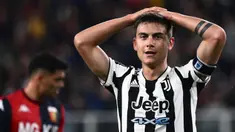 Reaksi pemain Juventus Paulo Dybala saat melawan Genoa pada pertandingan sepak bola Serie A Liga Italia di Stadion Luigi-Ferraris, Genoa, Italia, 6 Mei 2022. Juventus kalah 1-2. (Marco BERTORELLO/AFP)