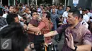 Kericuhan terjadi usai sidang vonis Marudut, Jakarta, Jum'at (2/9). Kericuhan terjadi karena wartawan dari sejumlah media dihalangi dan dipukul oleh pendukung Marudut. (Liputan6.com/Helmi Afandi)
