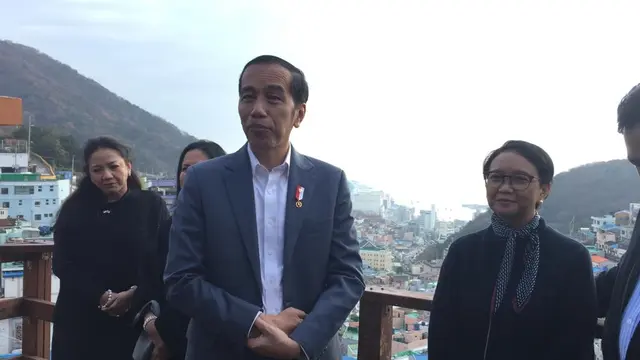Presiden Joko Widodo atau Jokowi bersama Ibu Negara Iriana mengunjungi Gamcheon Village yang berada di Busan Korea Selatan, Minggu (24/11/2019). (Liputan6.com/ Lizsa Egeham)