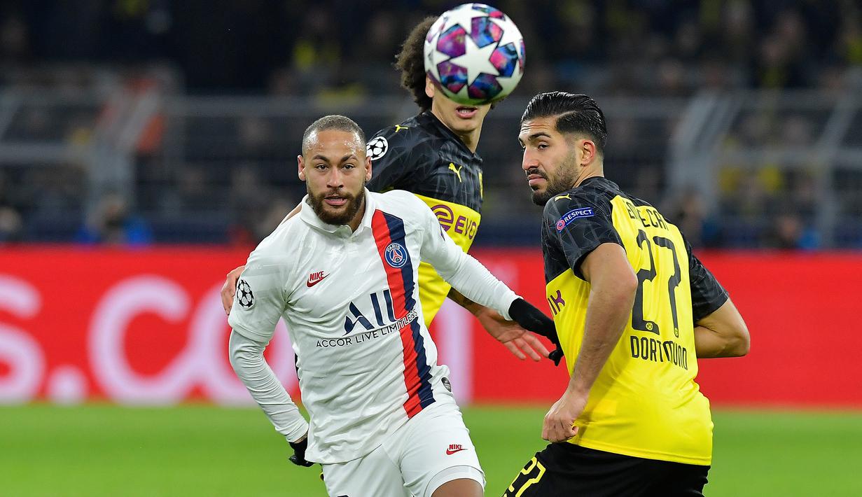 Striker Paris Saint-Germain, Neymar, berebut bola dengan pemain Borussia Dortmund pada leg pertama 16 besar Liga Champions di Signal Iduna Park, Dortmund, Rabu (19/2) dini hari WIB. Dortmund menang 2-1 atas PSG. (AFP/Tobias Schwarz)