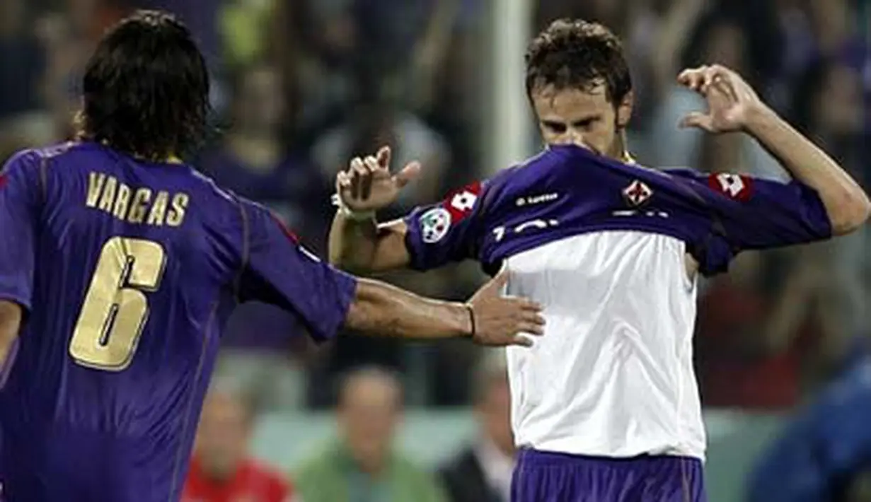 Fiorentina's Juan Vargas congratulates Alberto Gilardino after scoring against Juventus during their Serie A football match at Artemio Franchi stadium in Florence, on August 31, 2008. AFP PHOTO / NICO CASAMASSIMA