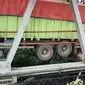 Jembatan penghubung Provinsi Sumsel - Bandar Lampung ambruk akibat truk tronton bermuatan besar (Liputan6.com / Nefri Inge)