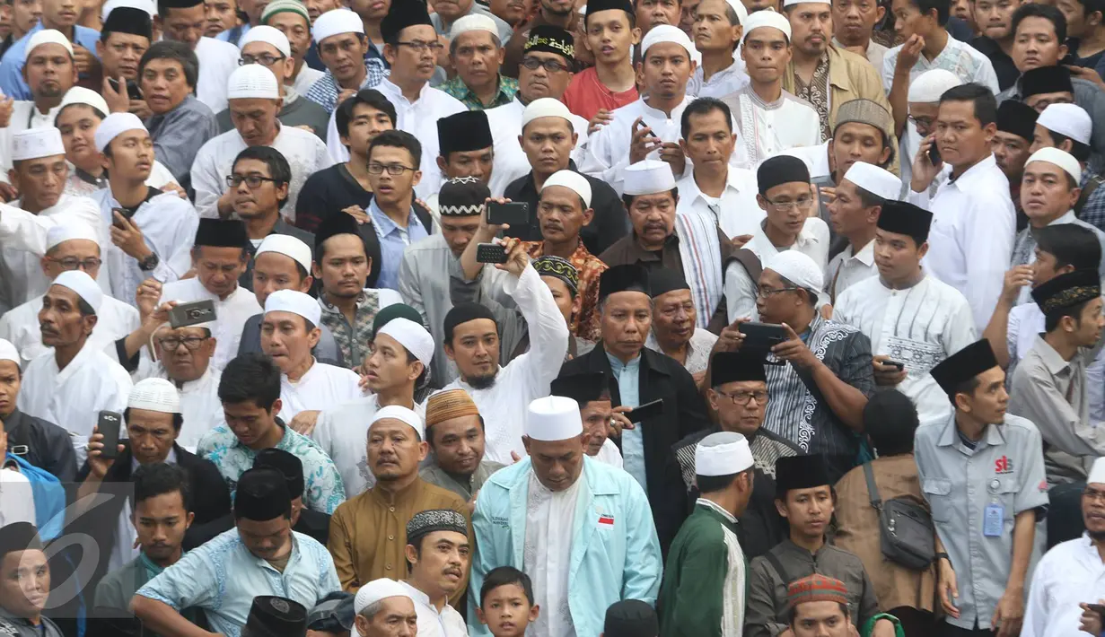 Ribuan pelayat menyaksikan prosesi pemakaman jenazah tokoh PBNU KH Hasyim Muzadi di Pondok Pesantren Al Hikam, Beji, Depok, Kamis (16/3). (Liputan6.com/Immanuel Antonius)
