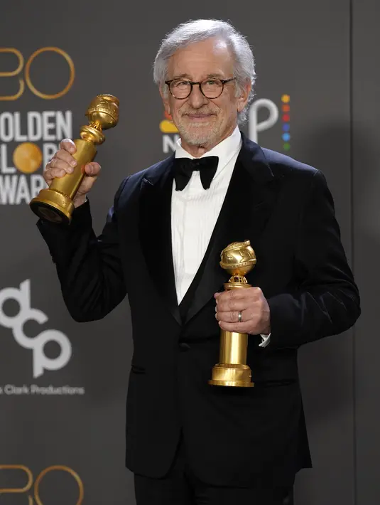 Steven Spielberg berpose dengan penghargaan untuk Best Director dan Best Picture- Motion Picture - Drama untuk film The Fabelmans di ajang Golden Globes Awards 2023 di The Beverly Hilton, Beverly Hills, California (10/1/2023). Ini merupakan kemenangan ketiga dan nominasi ke-20 Spielberg sebagai sutradara di ajang penghargaan tersebut. (Photo by Chris Pizzello/Invision/AP)