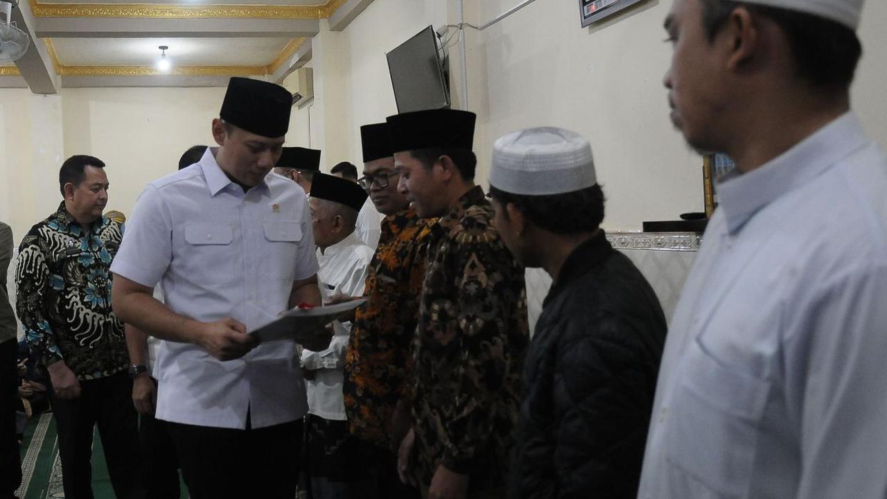 Menteri Agraria dan Tata Ruang/Kepala Badan Pertanahan Nasional (ATR/BPN), Agus Harimurti Yudhoyono (AHY) membagikan sertifikat tanah wakaf untuk sejumlah masjid dan musala di Jakarta di Masjid Sabilul Huda, Menteng Atas, Jakarta Selatan, Rabu (3/4/2024).