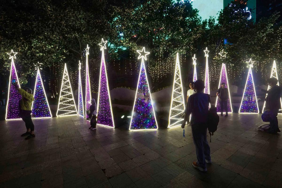 FOTO: Pesona Jakarta Light Festival Hiasi Libur Akhir Tahun