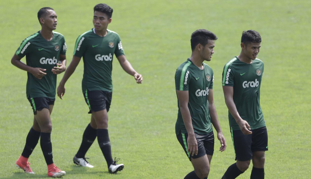 Para pemain Timnas Indonesia U-22 tampak lelah usai latihan di Stadion Madya, Jakarta, Selasa (8/1). Latihan ini merupakan persiapan jelang Piala AFF U-22. (Bola.com/Vitalis Yogi Trisna)