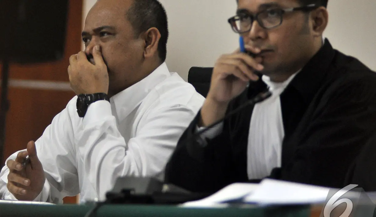 Gulat Manurung memperhatikan dengan seksama keterangan saksi saat  menjalani sidang lanjutan di Pengadilan Tipikor, Jakarta, Senin   (5/1/2015). (Liputan6.com/Miftahul Hayat)