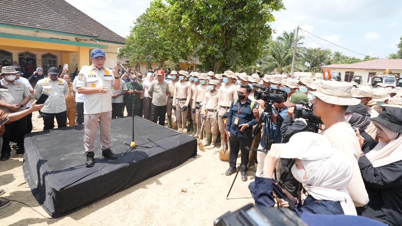 Kembali Terjunkan Praja IPDN ke Aceh Tamiang, Mendagri Tito Targetkan Pembersihan Sisa Lumpur di Permukiman