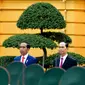 Presiden Joko Widodo dan Presiden Vietnam Tran Dai Quang mengikuti upacara penyambutan di Istana Presiden di Hanoi, Vietnam (11/9). Jokowi dijadwalkan hadir dalam World Economic Forum (WEF) on ASEAN di NCC, Hanoi. (AP Photo/Nhac Nguyen)