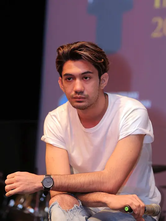 "Kalau ada kesempatan bermain film saya akan memilih. Kalau nggak ada, saya akan ambil film apapun karena butuh hidup," ucap Reza Rahadian (28/10). (Deki Prayoga/Bintang.com)