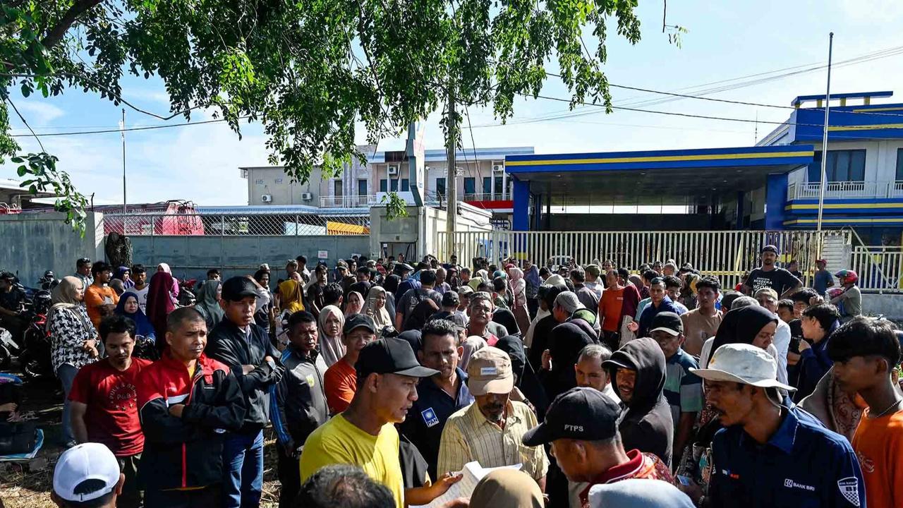 FOTO: Antrean Panjang Warga Banda Aceh Dampak Terbatasnya Pasokan LPG