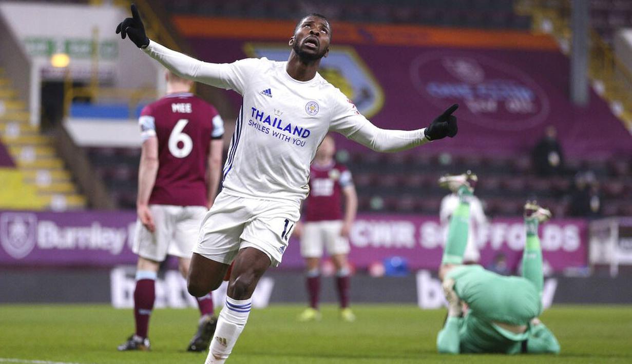 Pemain Leicester City, Kelechi Iheanacho, melakukan selebrasi usai mencetak gol ke gawang Burnley pada laga Liga Inggris di Stadion Turf Moor, Rabu (3/3/2021). Kedua tim bermain imbang 1-1. (Alex Pantling/Pool via AP)