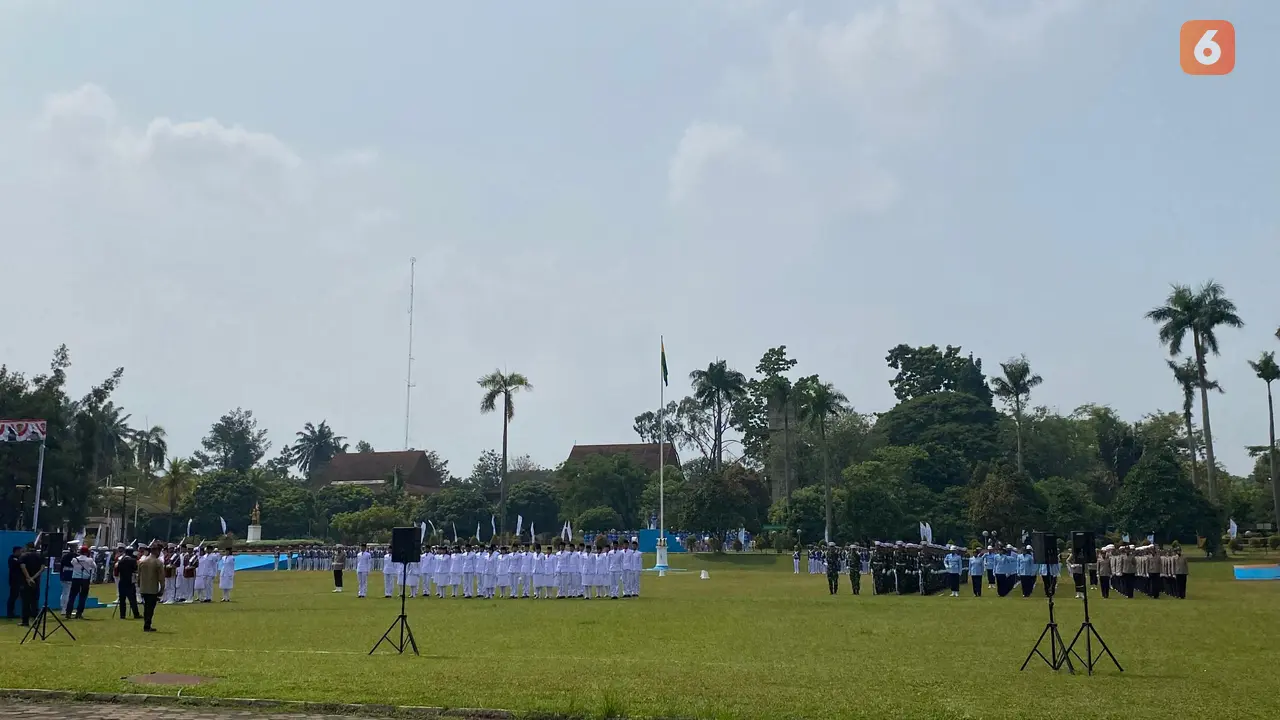 76 calon Paskibraka Nasional 2025 menjalani latihan gabungan terakhir di Taman Rekreasi Wiladatika, persiapan matang menyambut upacara HUT RI ke-80 di Istana Merdeka. (Liputan6.com/Virghita Pragiwaka Gutama)