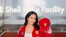 Di potret lainnya, Pevita Pearce lebih boyish dengan paduan tanktop putih, celana cokelat, dan jaket merah. Snapback merah dengan logo Ferrari dipegang dengan senyum manis oleh Pevita Pearce [@pevpearce]