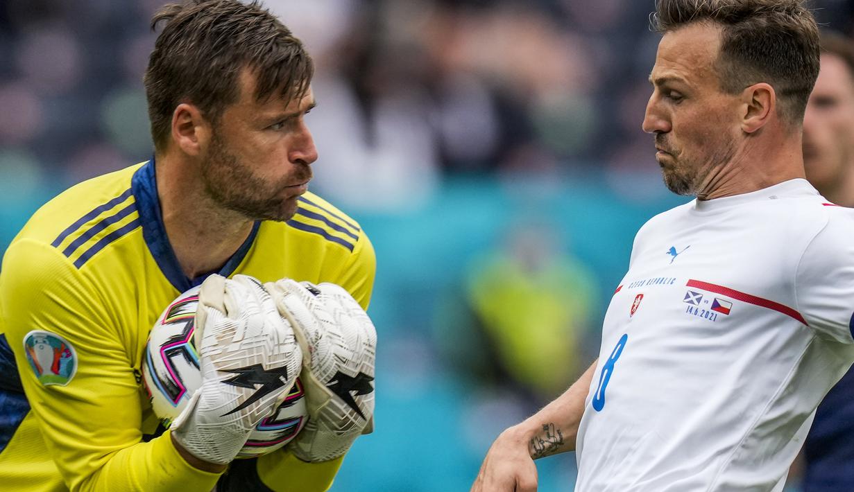 David Marshall. Selain menjadi kiper yang kebobolan gol dari jarak terjauh saat melawan Republik Ceska, ia juga menjadi pemain tertua Timnas Skotlandia yang bermain di Euro. Ia berusia 36 tahun dan 101 hari dalam laga yang dimenangkan Republik Ceska 2-0 tersebut. (Foto: AP/Pool/Peter David Josek)
