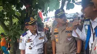 Kakorlantas Polri Irjen Istiono meninjau lokasi longsor di Tol Cipularang, Rabu (19/2/2020). (Liputan6.com/Muhammad Radityo Priyasmoro)