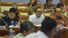 Menteri Tenaga Kerja Hanif Dhakiri (tengah) menghadiri rapat kerja bersama Komisi IX di Kompleks Gedung Parlemen, Jakarta, Selasa (3/2/2015). (Liputan6.com/Andrian M Tunay)