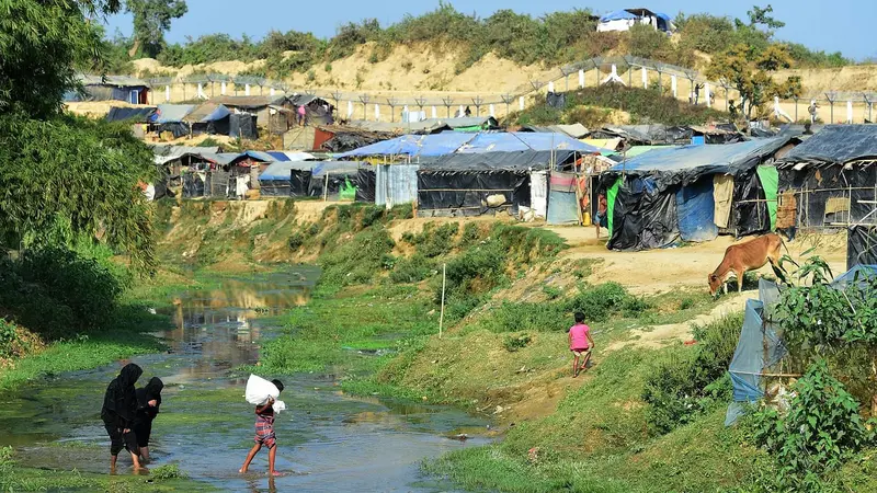 Kemah-kemah pengungsi Rohingya di Tombru, wilayah no man's land di perbatasan Bangladesh - Myanmar yang secara teknis membuat kedua negara saling berbagi lahan tersebut (Munir Uz Zaman/AFP PHOTO)