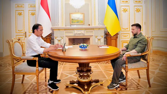 FOTO: Presiden Jokowi Disambut Presiden Zelenskyy di Istana Maryinsky