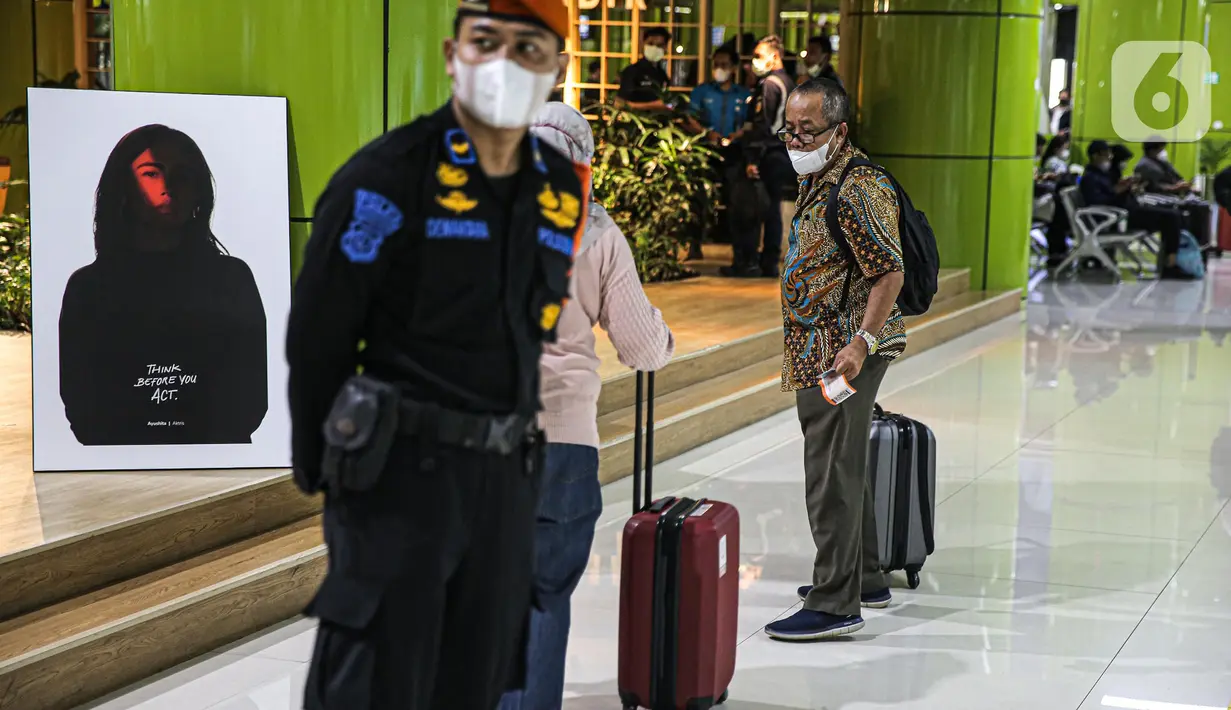 Foto terkait kampanye Hari Anti Kekerasan Terhadap Perempuan dipamerkan di Hall Stasiun Gambir, Jakarta, Jumat (9/12/2022). Sebanyak 16 karya foto dipamerkan di Hall Stasiun Gambir untuk memperingati Hari Anti Kekerasan Terhadap Perempuan. (Liputan6.com/Faizal Fanani)