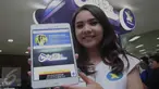 Model menunjukkan aplikasi DigiBiz saat peluncurannya di Jakarta, Selasa (02/12). XL Axiata meluncurkan aplikasi DigiBiz yang merupakan aplikasi penjualan dalam jaringan (online) untuk mendorong perkembangan UMKM di Indonesia. (Liputan6.com/Angga Yuniar)