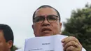 Kuasa hukum aktivis Sri Bintang Pamungkas, Razman Arif Nasution menunjukkan surat kuasa yang diberikan untuk menangani perkara dugaan makar kliennya di Mako Brimob Kelapa Dua, Depok, Jawa Barat, Jum'at (2/12). (Liputan6.com/Herman Zakharia) 