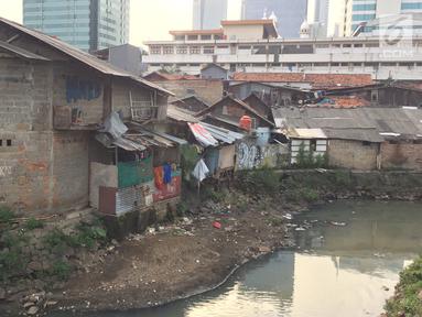 Lanskap rumah kumuh berlatar gedung bertingkat terlihat di kawasan Kuningan, Jakarta, Jumat (2/2). Pemerintah Provinsi DKI Jakarta memiliki target menurunkan 1 persen angka kemiskinan di Ibukota. (Liputan6.com/Immanuel Antonius)