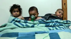 Anak-anak menerima perawatan setelah menghirup senjata kimia di klinik darurat di Desa Al-Shifuniyah, Ghouta Timur, Damaskus, Suriah, Minggu (25/2). Seorang anak meninggal dan setidaknya 13 lainnya menderita kesulitan bernapas. (HAMZA AL-AJWEH/AFP)