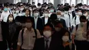 Sebuah lorong stasiun dipenuhi oleh para penumpang yang menggunakan masker selama jam sibuk di Tokyo, Selasa (26/5/2020). Perdana Menteri Jepang Shinzo Abe mencabut keadaan darurat pandemi virus corona di Tokyo dan empat wilayah lainnya pada Senin (25/5). (AP Photo/Eugene Hoshiko)