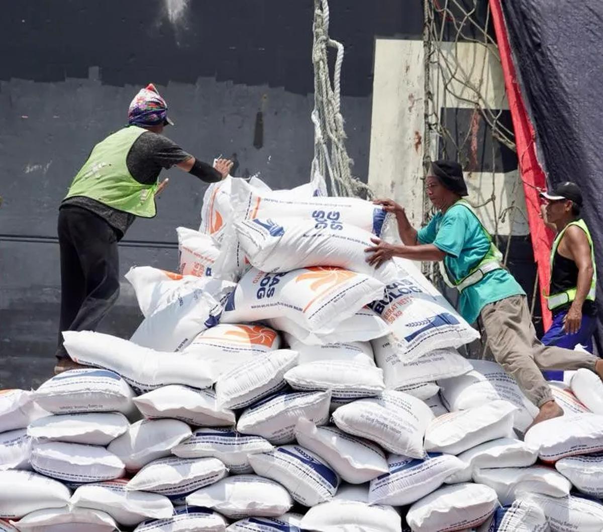 Kondisi global ini semakin diperparah dengan dampak perubahan iklim yaitu cuaca panas dan kemarau panjang, yang menyebabkan produksi beras menurun.