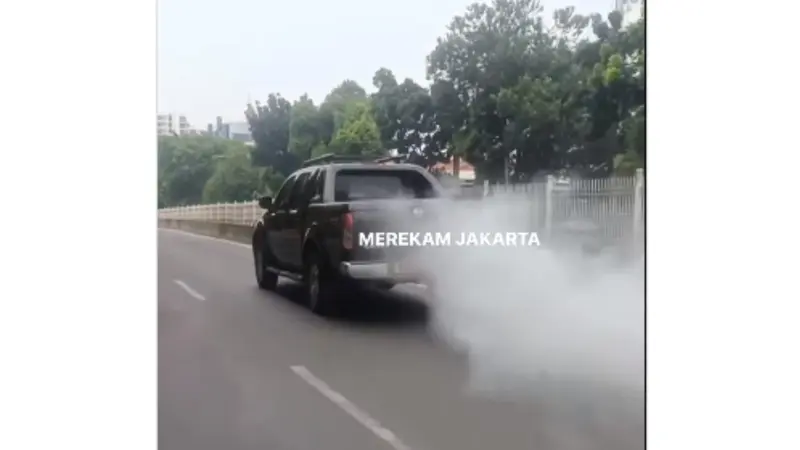 Viral Mobil Pelat Merah Ngebul Asap Bikin Polusi Udara, Polisi: Punya Pemprov DKI Jakarta