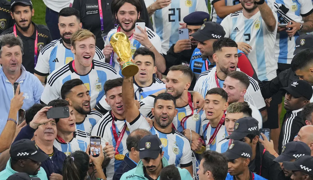 Apa saja memang layak dilakukan jika sedang mengalami kegembiraan. Seperti yang dilakukan para penggawa Timnas Argentina setelah memastikan manjadi juara Piala Dunia 2022 dengan mengalahkan Prancis di partai final. Berikut beberapa momen kemeriahan beberapa pemain Argentina dalam merayakan gelar ketiga Argentina sepanjang sejarah di kancah Piala Dunia. (AP Photo/Hassan Ammar)