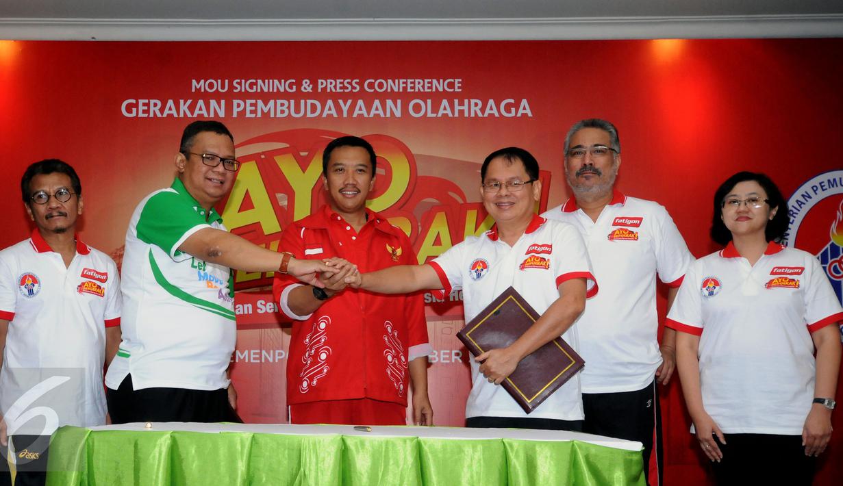 Menpora Imam Nahrawi (ketiga kiri) bersalaman dengan Consumer Health Division Director PT Kalbe Farma Tbk, Yusuf Hady (keempat kiri) usai menyaksikan penandatanganan MoU program Ayo Bergerak!, Jakarta, Jumat (27/11/2015). (Liputan6.com/Helmi Fithriansyah)