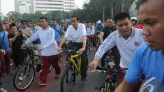 Presiden  Joko Widodo (Jokowi) bersepeda di kawasan Car Free Day, Jakarta, Minggu (23/11/2014) (Liputan6.com/Herman zakharia)