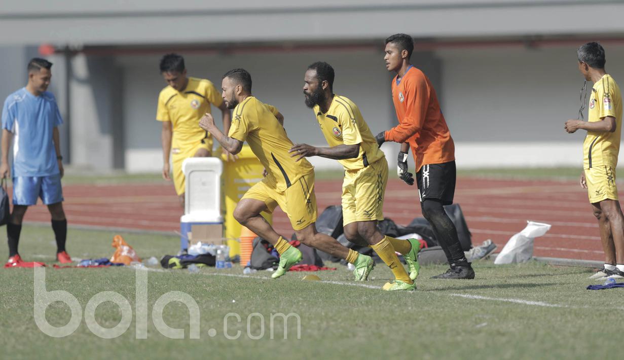 Pemain Semen Padang, Didier Zokora, saat mengikuti sesi latihan di Stadion Patriot, Bekasi, Jumat (19/05/2017). Latihan tersebut merupakan persiapan jelang lawan Bhayangkara FC. (Bola.com/M Iqbal Ichsan)