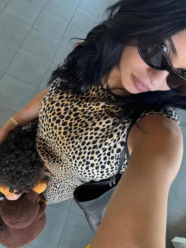 Kylie Jenner pakai dress animal print. [ @kyliejenner]