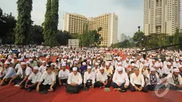 Ribuan umat Islam hadiri Istighosah Kubro di Parkir Timur Senayan, Jakarta,  Jumat (4/7/2014) (Liputan6.com/Herman Zakharia)