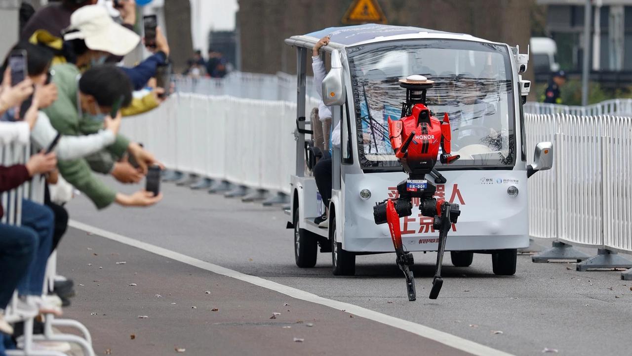 FOTO: Robot Humanoid Unjuk Kecepatan di Ajang Lari Marathon Beijing